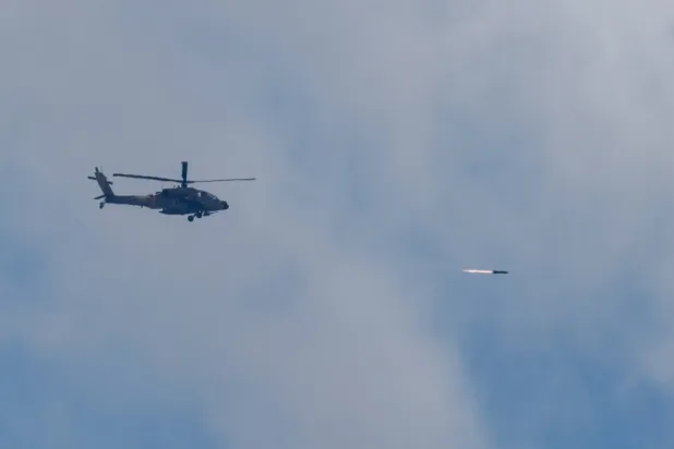 İsrail'e ait bir helikopter Lübnan üzerinde füze ateşledi (Reuters)