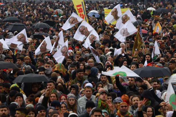 آلاف الأكراد يرفعون صوراً لزعيم حزب «العمال الكردستاني» عبد الله أوجلان مطالبين بإطلاق سراحه خلال احتفالات عبد النوروز في إسطنبول في 22 مارس الماضي (رويترز)