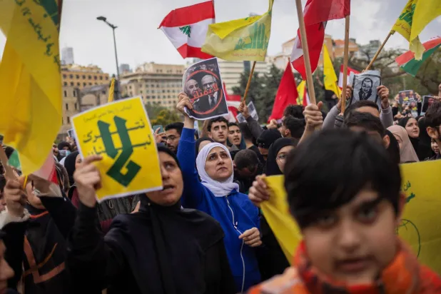 مناصرون لـ«حزب الله» ينددون بقرار التفاوض المباشر مع إسرائيل خلال اعتصام احتجاجي ضد الحكومة في وسط بيروت (رويترز)