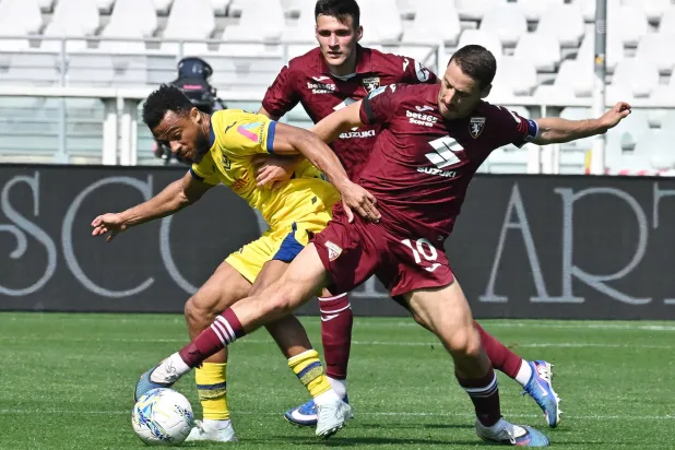 فيرونا خسر من تورينو وتعقدت وضعيته (إ.ب.أ)