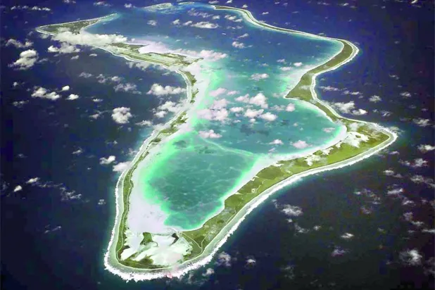 صورة جوية لجزيرة دييغو غارسيا حيث تقع القاعدة العسكرية المشتركة بين بريطانيا والولايات المتحدة (أ.ب)