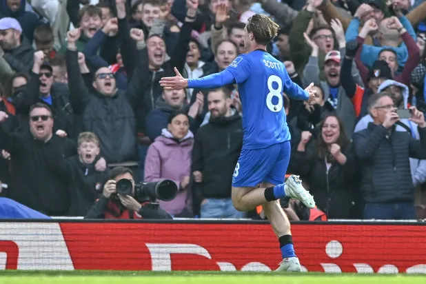 أليكس سكوت يحتفل بهدف الفوز لبورنموث على آرسنال (إ.ب.أ)