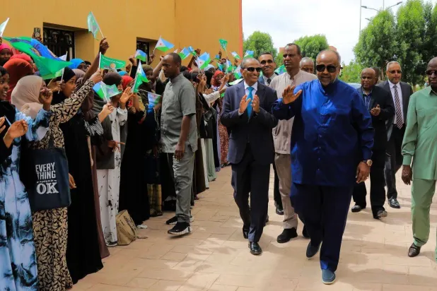 Cibuti'nin mevcut Cumhurbaşkanı İsmail Guelleh, destekçilerinden bir grupla birlikte (Cibuti Haber Ajansı)