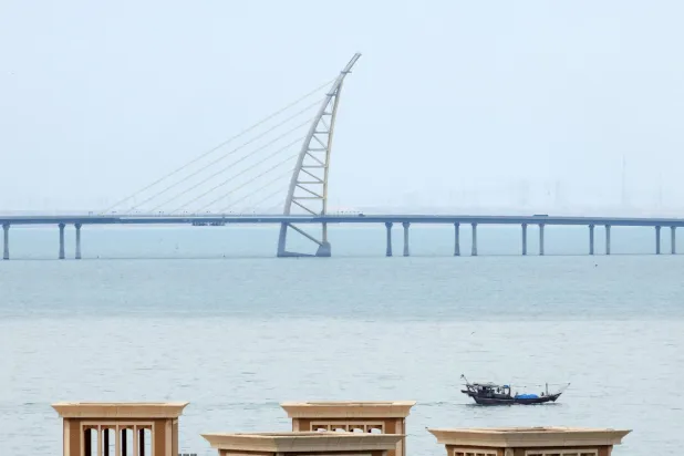 مركب صيد يبحر قبالة مدينة الكويت (أ.ف.ب)