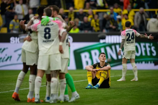 فرحة لاعبي ليفركوزن وحسرة لاعبي دورتموند (أ.ب)