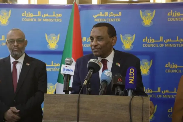 Sudan Başbakanı Kâmil İdris, pazartesi günü Hartum Havalimanı’nda düzenlediği basın toplantısında (Sudan Bakanlar Kurulu)