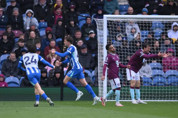 فرحة لاعبي برايتون بالتسجيل في مرمى بيرنلي (د.ب.أ)