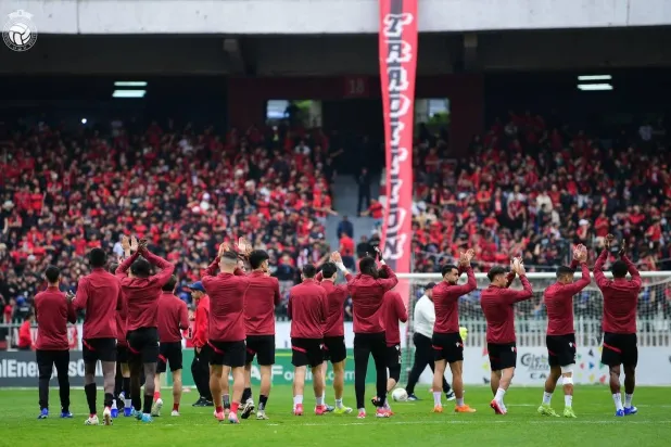 لاعبو اتحاد العاصمة الجزائري يحيون جماهيرهم (نادي اتحاد العاصمة)