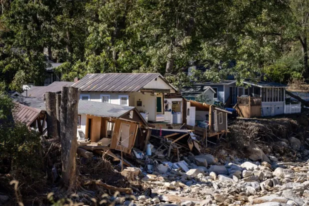Kuzey Karolina'da şiddetli hava koşulları nedeniyle hasar gören evler (Federal Acil Durum Yönetim Ajansı)