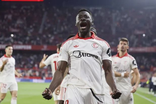 آكور أدامز لاعب إشبيلية محتفلاً بهدفه في أتلتيكو مدريد (إ.ب.أ)