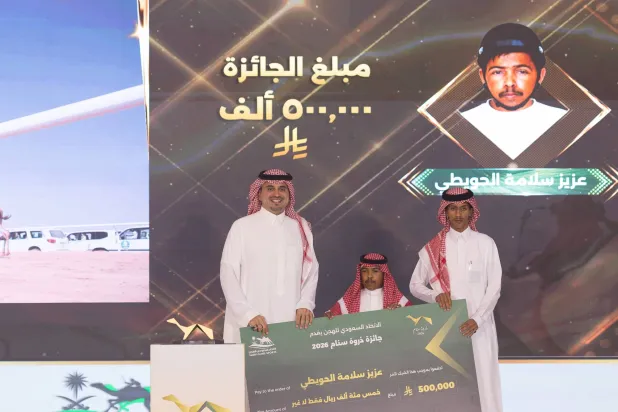 الأمير فهد بن جلوي لدى تكريمه هجان الموسم (الشرق الأوسط)