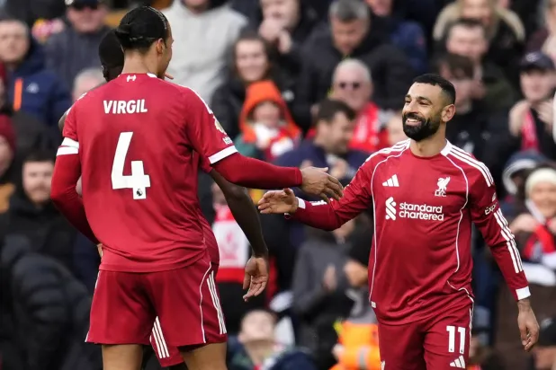 فان دايك يحتفل مع صلاح بعد الهدف (د.ب.أ)