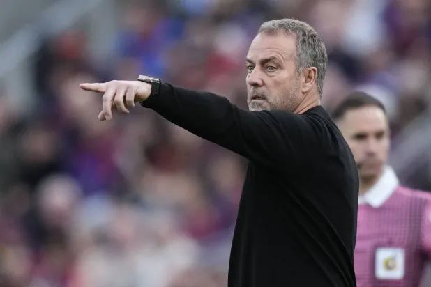 فليك يوجه لاعبيه خلال المباراة (إ.ب.أ)