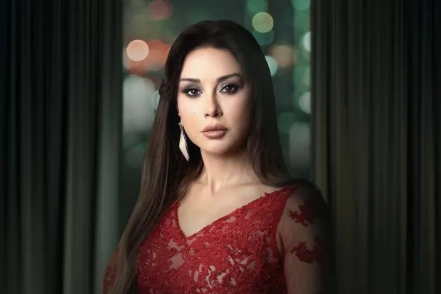 الممثلة السورية كاريس بشَّار بشخصية «سماهر» في مسلسل «بخمس أرواح» (شركة الصبّاح للإنتاج)