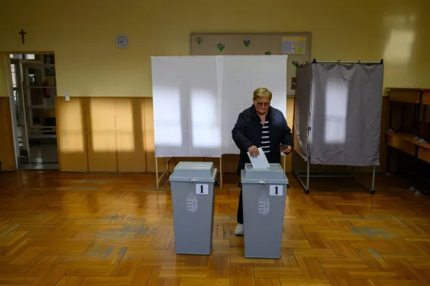 Macaristan’ın Szekesfehervar kentinde yapılan genel seçimlerde oy kullanan bir kadın (EPA)