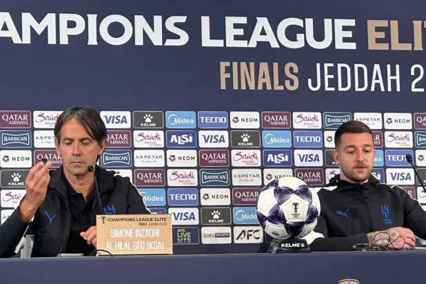 سيموني إنزاغي وسافيتش خلال المؤتمر الصحافي (الشرق الأوسط)