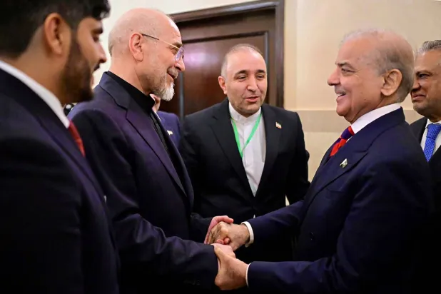 رئيس الوزراء الباكستاني محمد شهباز شريف يستقبل رئيس البرلمان الإيراني محمد باقر قاليباف قبيل المحادثات مع الولايات المتحدة أمس (أ.ف.ب)