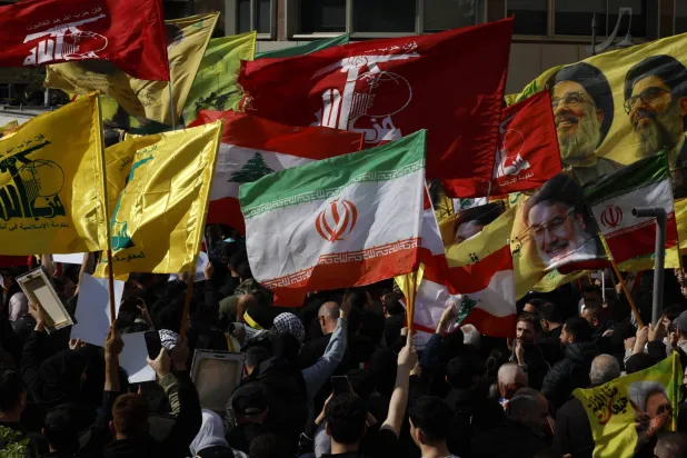 مناصرون لـ«حزب الله» يرفعون أعلام إيران والحزب في تحرك احتجاجي رفضاً للتفاوض المباشر مع إسرائيل (إ.ب.أ)