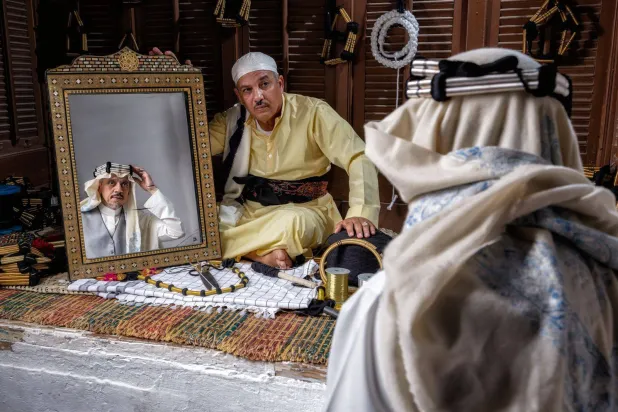 صورة تظهر العقال المقصب المنسوج يدوياً بخيوط الذهب أو الفضة كرمز أصيل من التراث السعودي (إنستغرام)