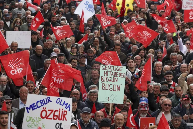 تجمع لأنصار المعارضة التركية في نيفشهير (وسط) السبت للمطالبة بتنظيم انتخابات مبكرة (حساب حزب الشعب الجمهوري في «إكس»)