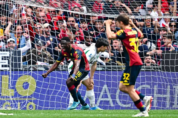 فرحة كاليب إيكوبان بالهدف القاتل في ساسولو (إ.ب.أ)