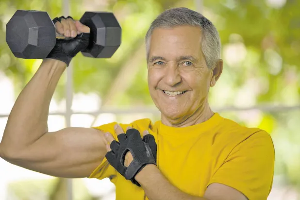 تمارين المقاومة مثل رفع الأوزان الخفيفة تحسّن صحة القلب والعضلات (جامعة هارفارد)