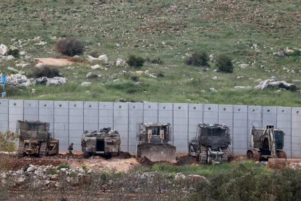 آليات عسكرية إسرائيلية على الحدود مع لبنان (رويترز)