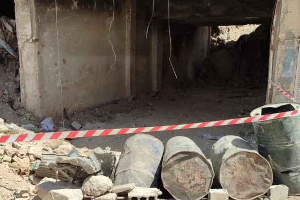 إغلاق نفق في شارع فلسطين بمخيم اليرموك من قبل الدفاع المدني السوري (مجموعة العمل من أجل فلسطينيي سوريا)