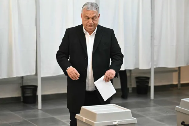 رئيس الوزراء المجري فيكتور أوربان لدى الإدلاء بصوته في بودابست الأحد (أ.ف.ب)