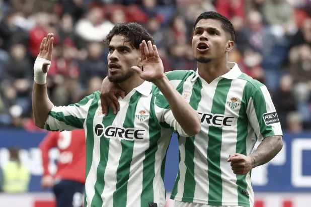 الدولي المغربي عبد الصمد الزلزولي «يسار» يحتفل بهدفه في أوساسونا (إ.ب.أ)