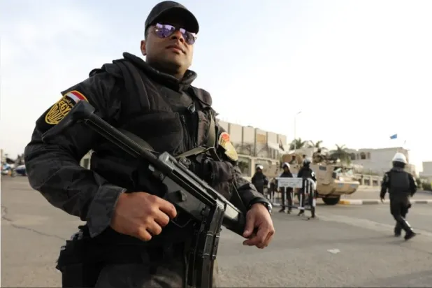 شرطي يحرس إحدى المنشآت في وسط القاهرة (رويترز)