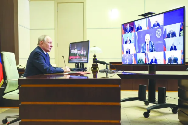 فلاديمير بوتين خلال ترؤسه اجتماعاً لـ«مجلس الأمن القومي» في موسكو (أ.ب)