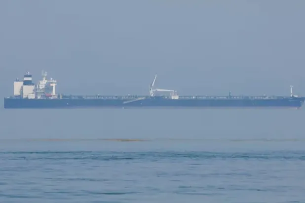 Umman Denizi'nde seyreden bir petrol tankeri (Arşiv - Reuters)