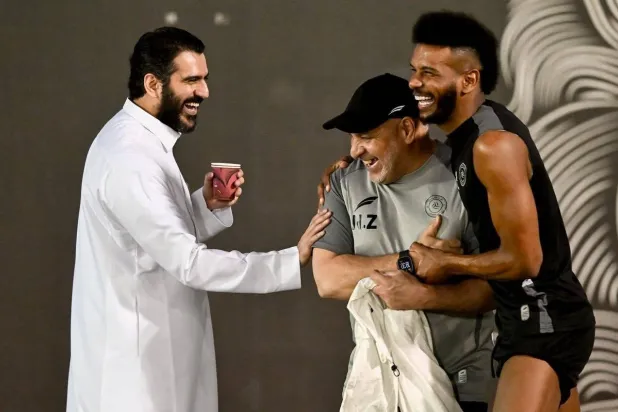 البليهي يمازح مدربه بن زكري ويظهر عبد العزيز المالك رئيس الشباب (موقع النادي)