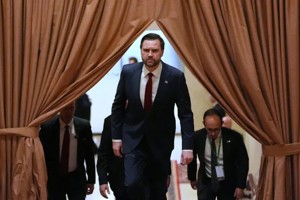 نائب الرئيس الأميركي جي دي فانس يصل لعقد اجتماع مع رئيس وزراء باكستان شهباز شريف في إسلام آباد السبت (أ.ب)