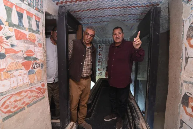 مسؤولون مصريون خلال زيارة المقابر التي سوف يتم فتحها للجمهور قريباً (وزارة السياحة والآثار المصرية)