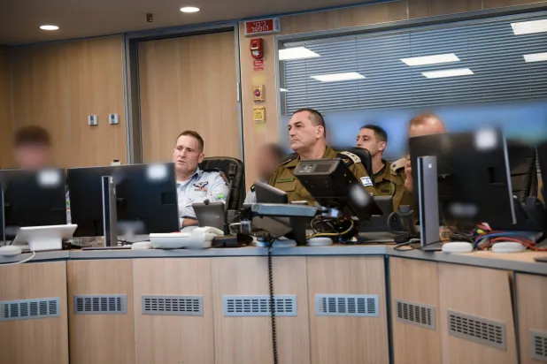 صورة نشرها الجيش الإسرائيلي لرئيس الأركان إيال زامير خلال متابعة الضربات على إيران في غرفة العمليات