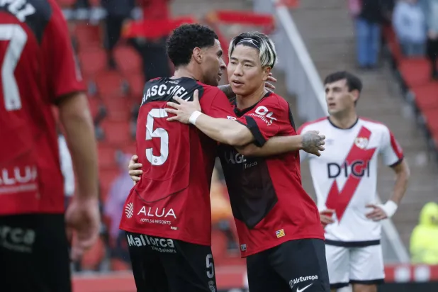 احتفالية لاعبي ريال مايوركا بالفوز على فاييكانو (إ.ب.أ)