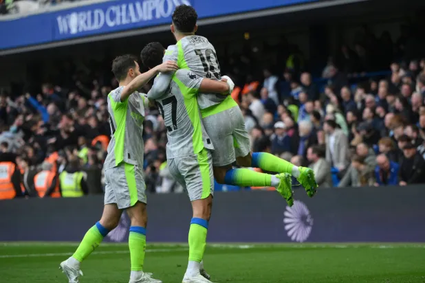 احتفالية لاعبي مان سيتي تكررت ثلاث مرات في «ستامفورد بريدج» (إ.ب.أ)