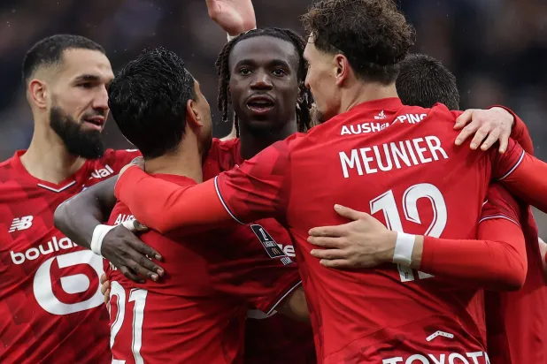 فرحة لاعبي ليل بالفوز على تولوز بملعبه (أ.ف.ب)