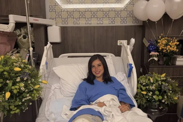 فرح جفري على السرير الأبيض بعد إجراء العملية (الشرق الأوسط)