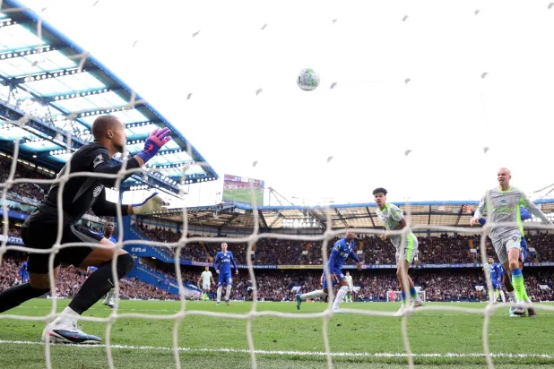نيكو أوريلي لاعب سيتي (في المنتصف) يفتتح ثلاثية فريقه في مرمى سيتي بضربة رأسية (رويترز)