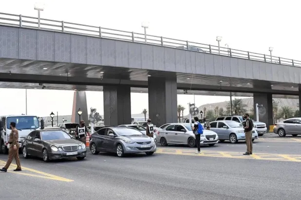 إعادة المخالفين والمركبات عند مراكز الضبط الأمني المؤدية إلى العاصمة المقدسة (واس)