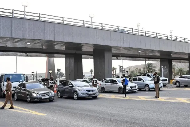 Kutsal Şehre giden güvenlik kontrol noktalarında kuralları ihlal edenler ve araçlar geri gönderiliyor (SPA)