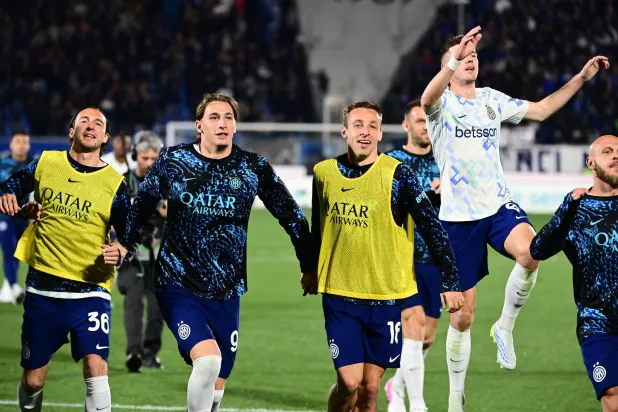 لاعبو إنتر ميلان يحتفلون مع جماهيرهم الزائرة بالفوز في كومو (أ.ف.ب)