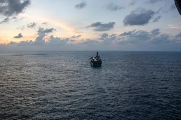 سفينة الإنزال الأميركية «طرابلس» تبحر في بحر العرب (سنتكوم)