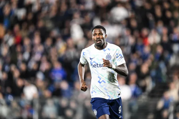 تورام محتفلا بهدفه في كومو (د.ب.أ)