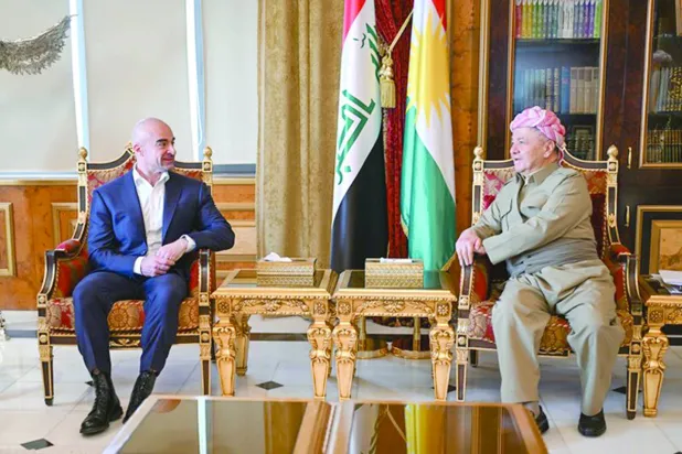 رئيس «الديمقراطي الكردستاني» مسعود بارزاني مستقبِلاً رئيس «الاتحاد الوطني» بافل طالباني (أرشيفية- روداو)