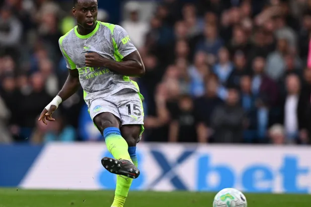 جيهي يمرر الكرة خلال المباراة (إ.ب.أ)