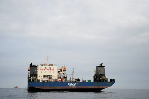 سفينة في مضيق هرمز قبالة سواحل محافظة مسندم العمانية (رويترز)